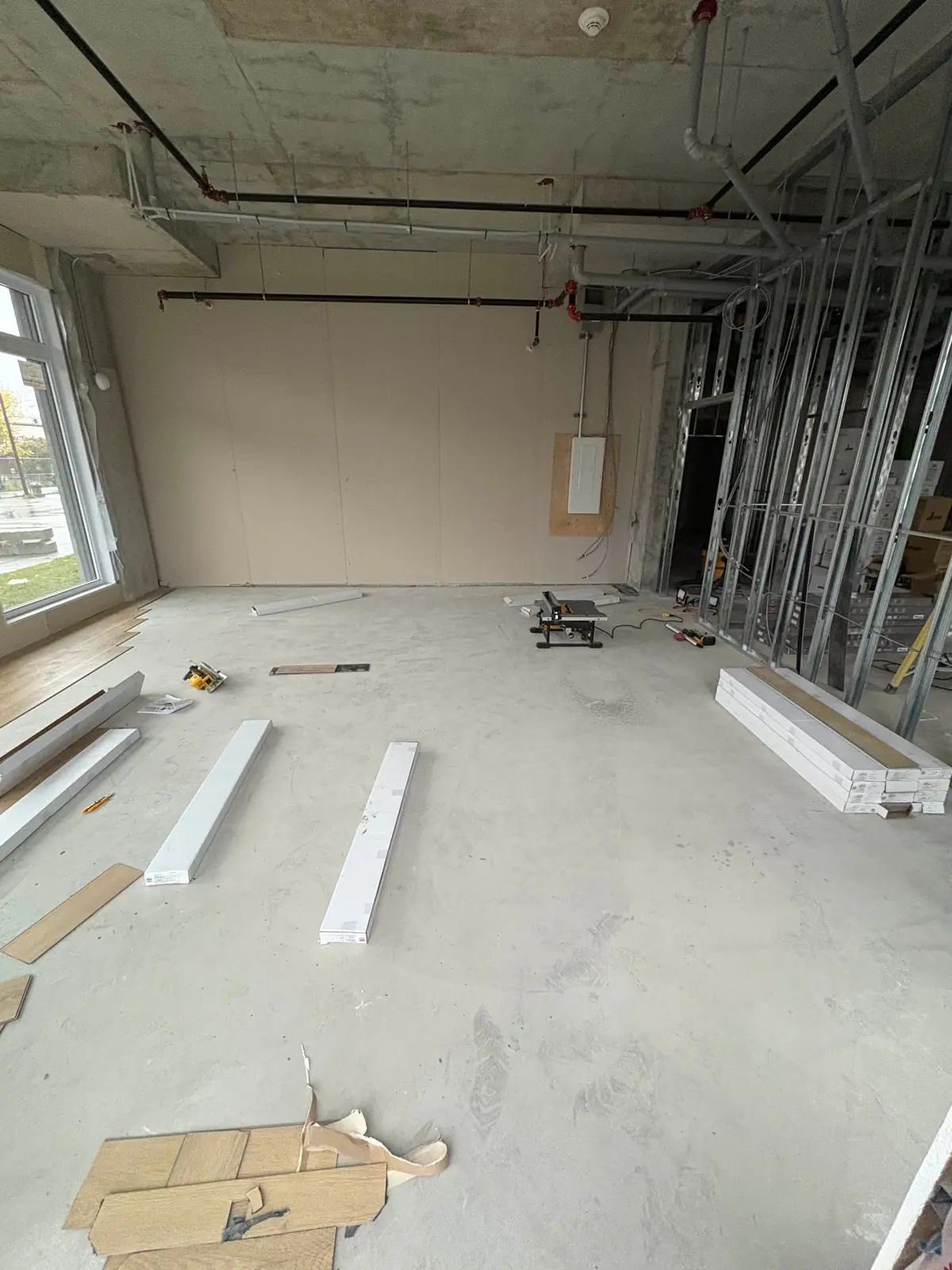 LOCAL COMMERCIAL BRUT —  POSE DE PLANCHER FLOTTANT