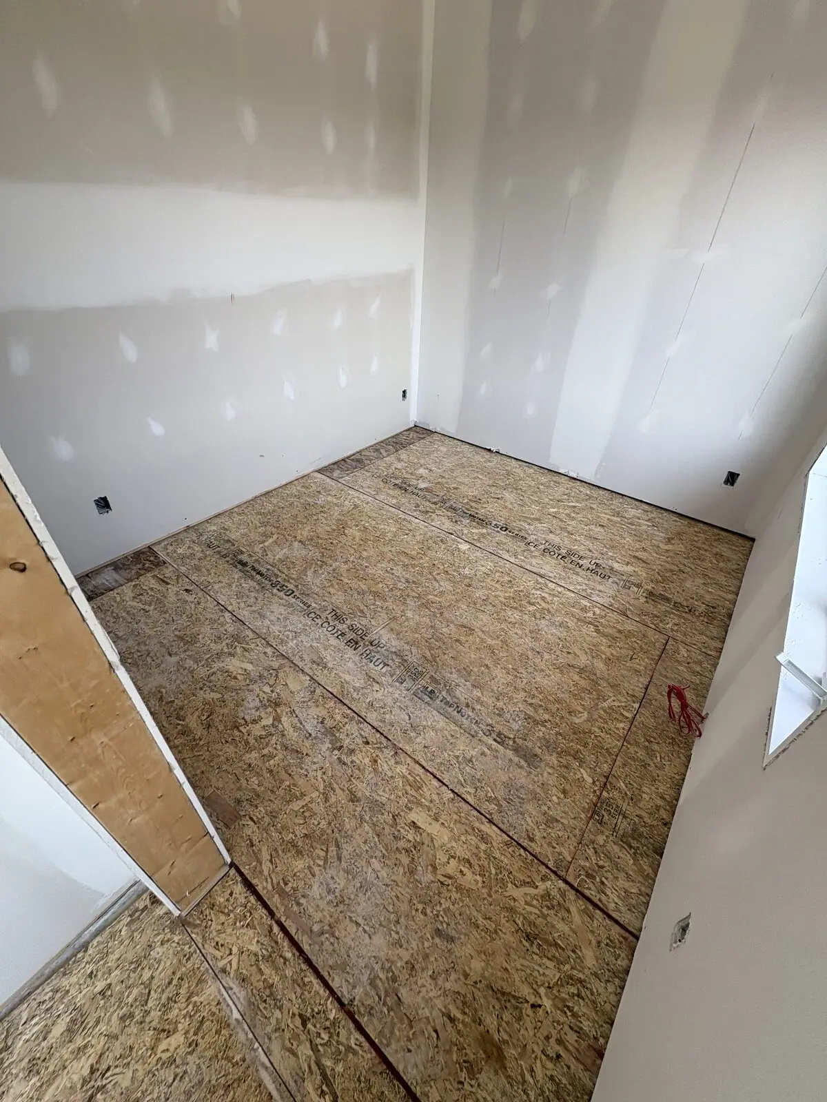 Nouveau platelage OSB posé et vissé sur le plancher existant