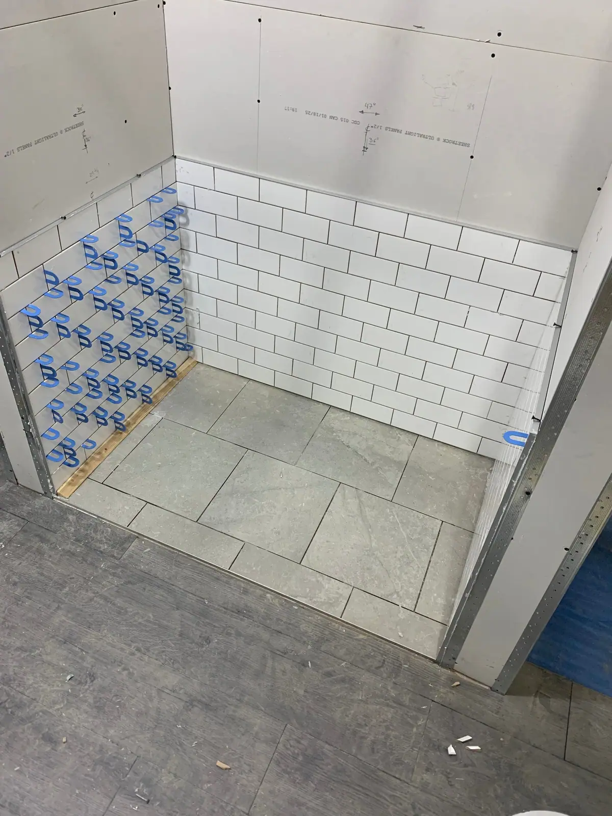 Douche — céramique métro et plancher grand format