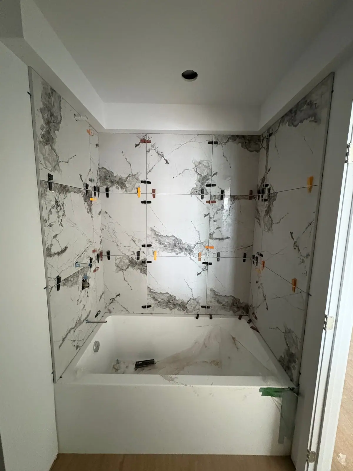 Entourage de bain — grands formats effet marbre