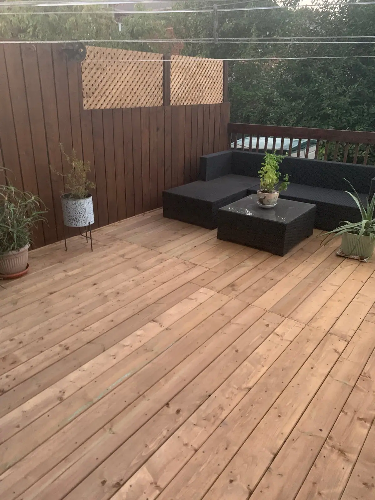 Platelage bois et mur d'intimité teinté