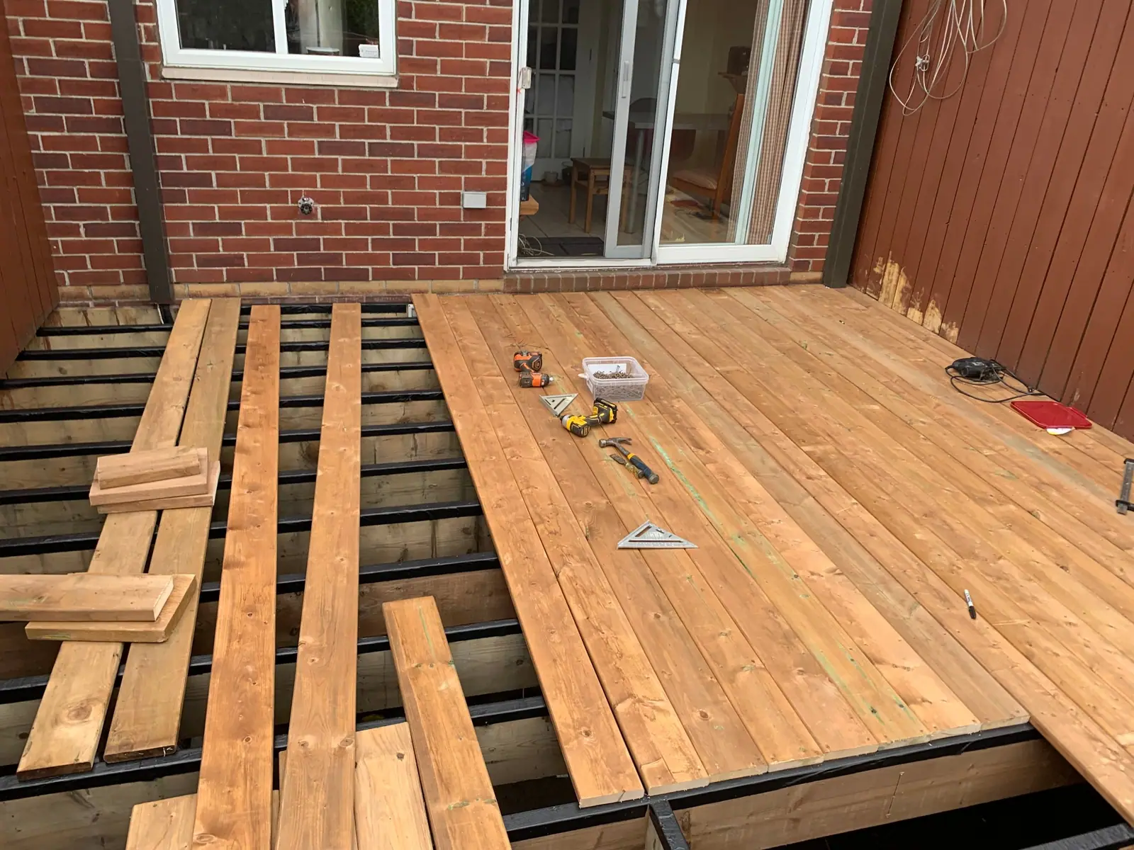 POSE DU PLATELAGE SUR STRUCTURE DE BOIS