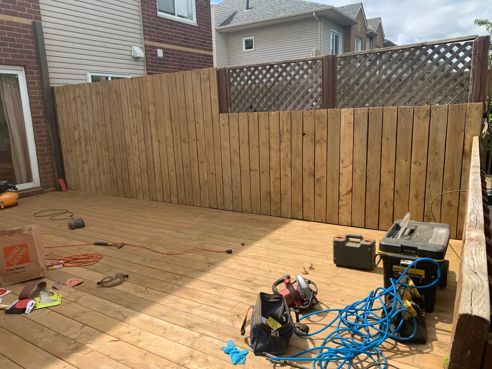 Mur d'intimité en bois traité — pose en cours