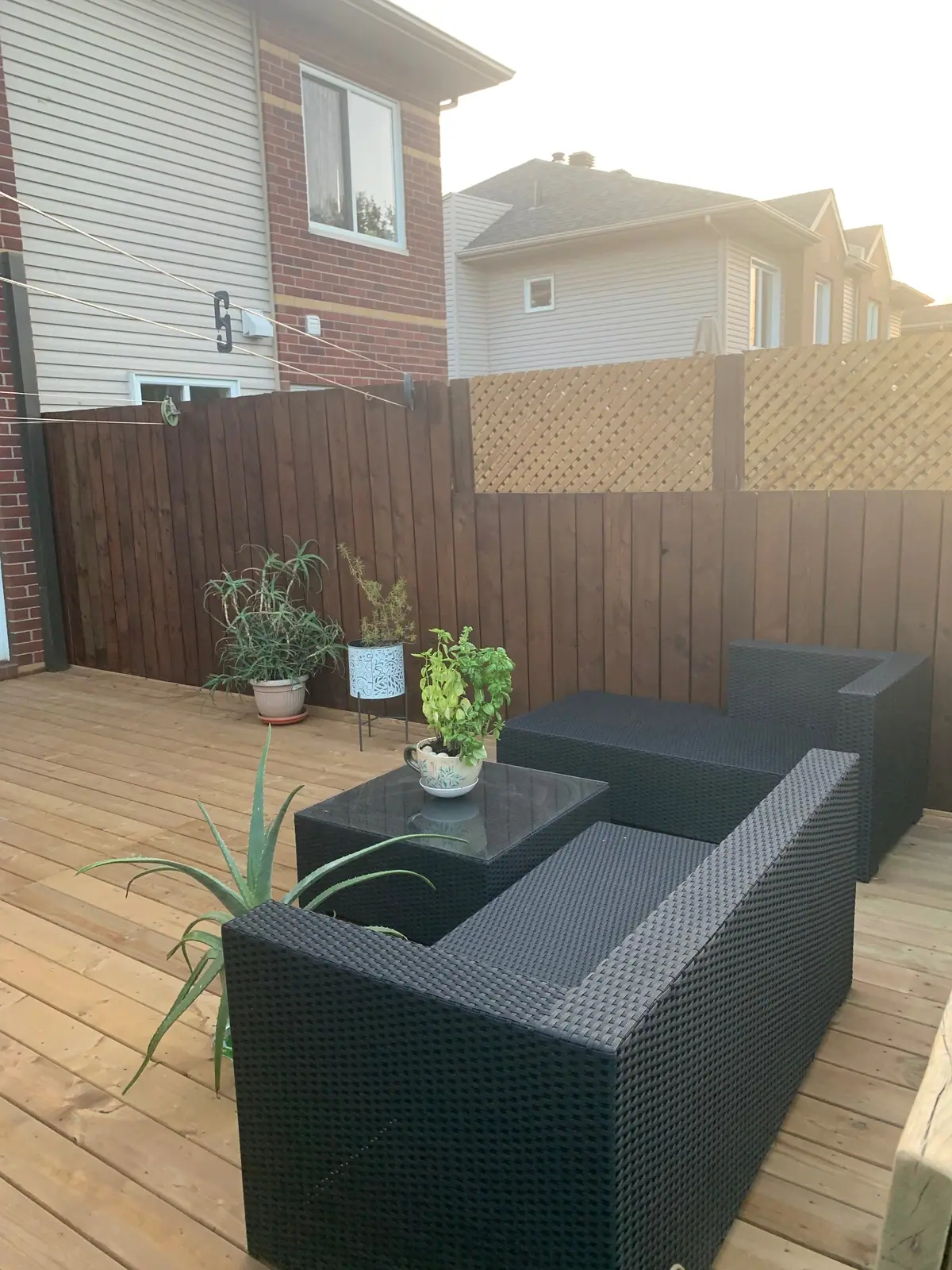 Terrasse livrée — mur d'intimité teinté et coin détente