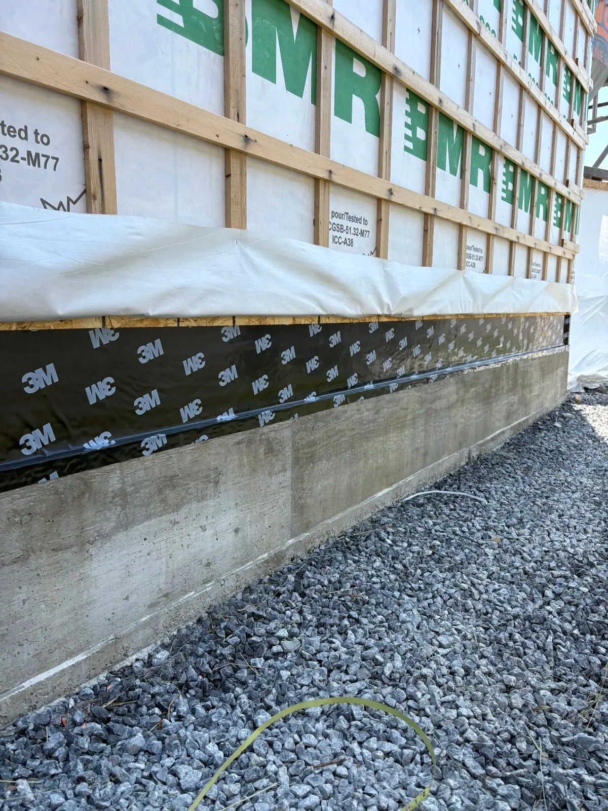 Membrane autocollante en bas de mur sur fondation