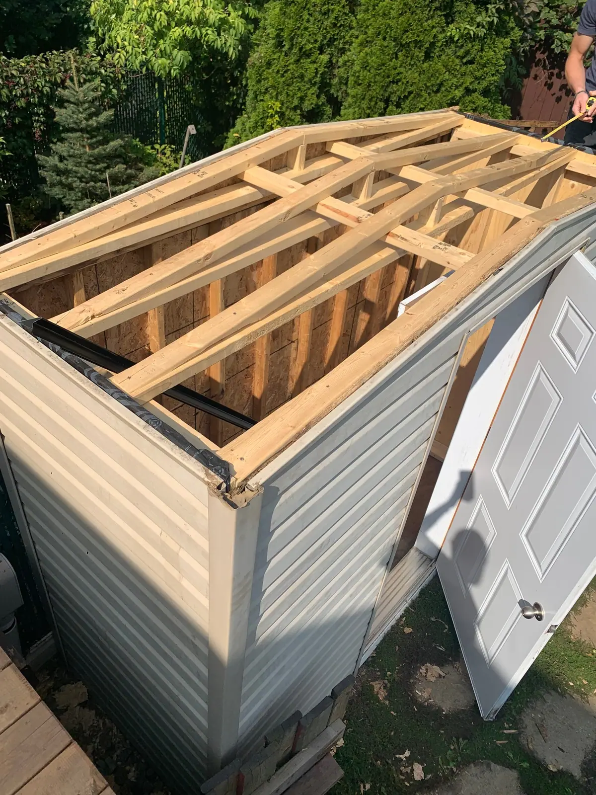 Nouvelle charpente de toit du cabanon — chevrons et entretoises