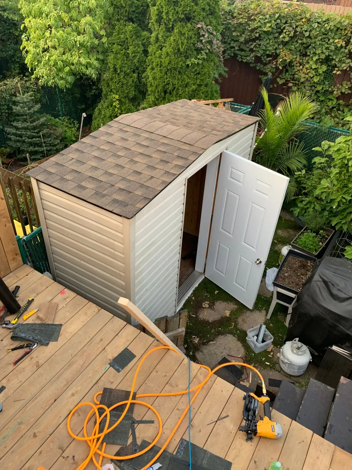 Cabanon terminé — toiture en bardeaux d'asphalte