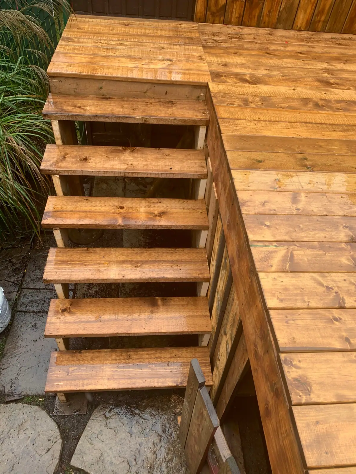 Marches en bois teinté — détail de finition