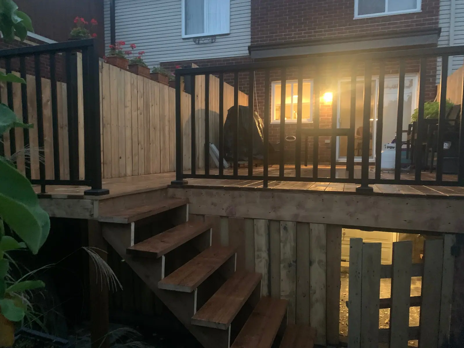 Terrasse livrée en soirée — ambiance chaleureuse