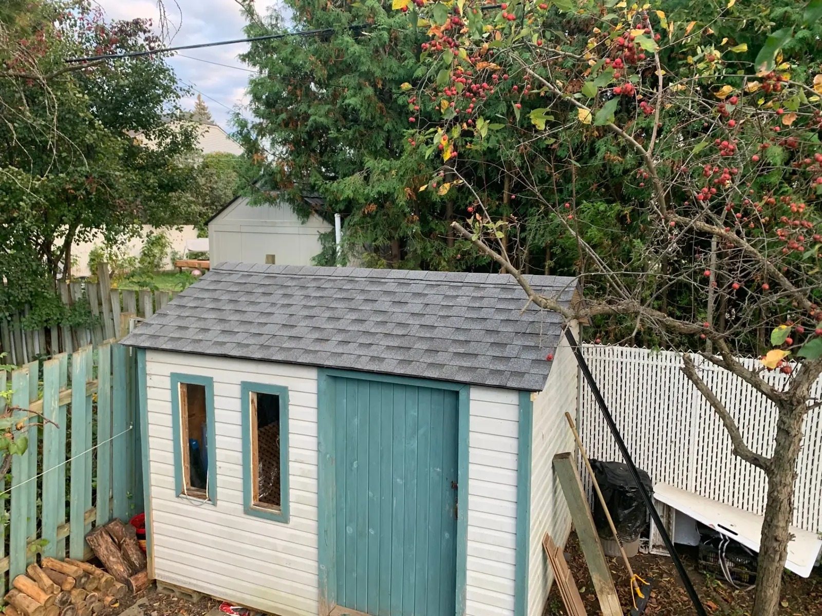 Cabanon complété — nouvelle toiture en bardeaux