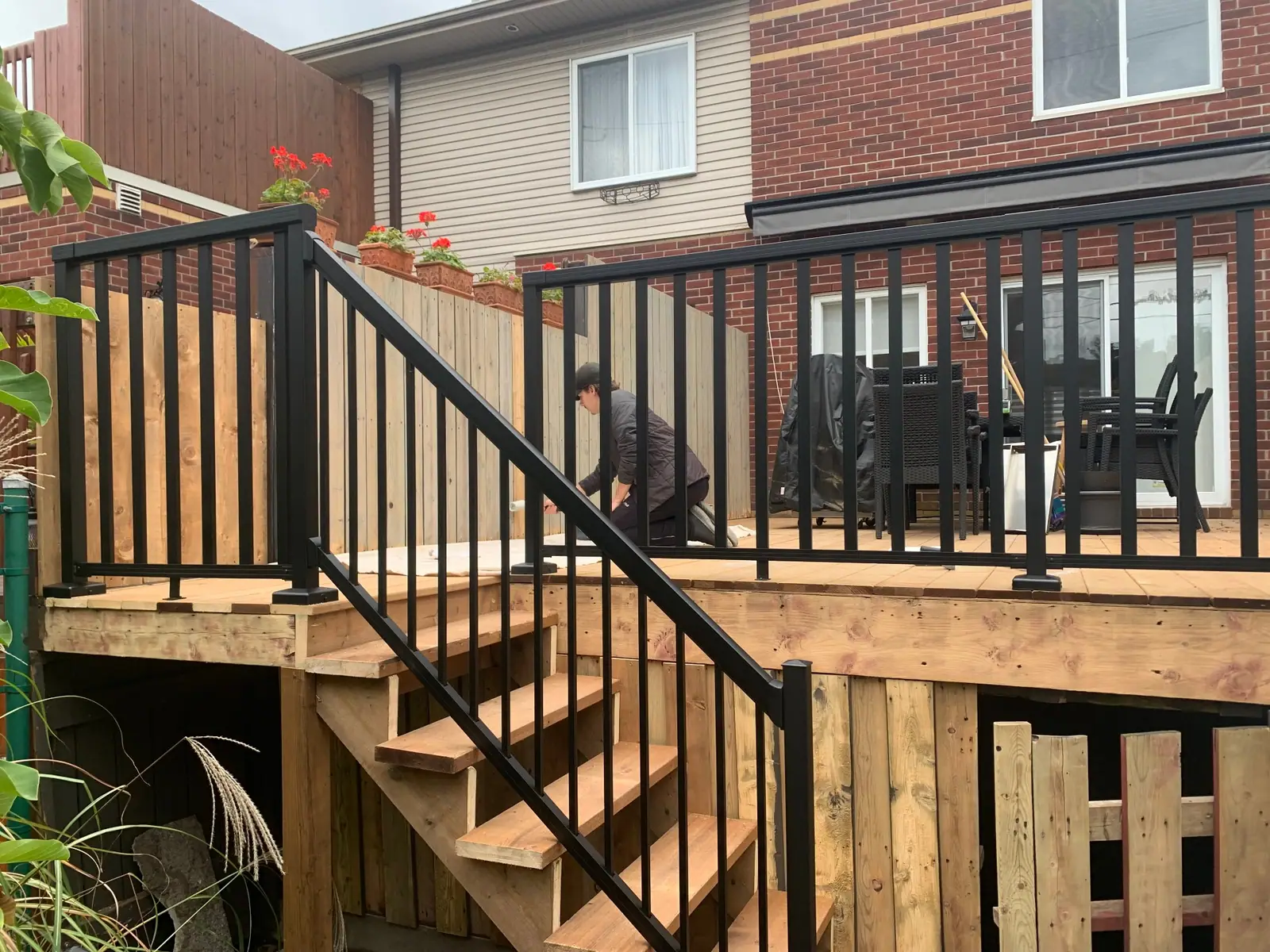 Terrasse surélevée avec rampes aluminium et clôture neuve
