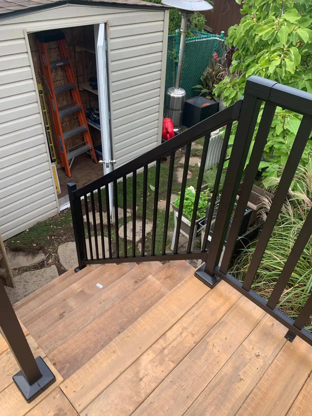 Sortie d'escalier — garde-corps aluminium noir