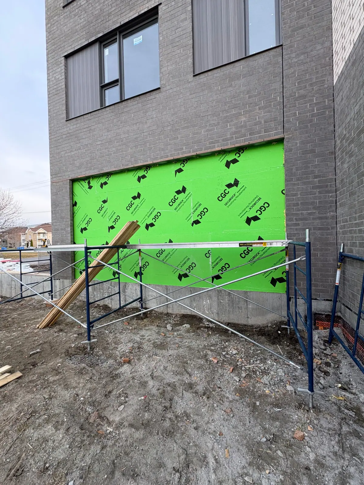 Panneaux de fibre de verre CGC Securock posés et scellés sur le mur